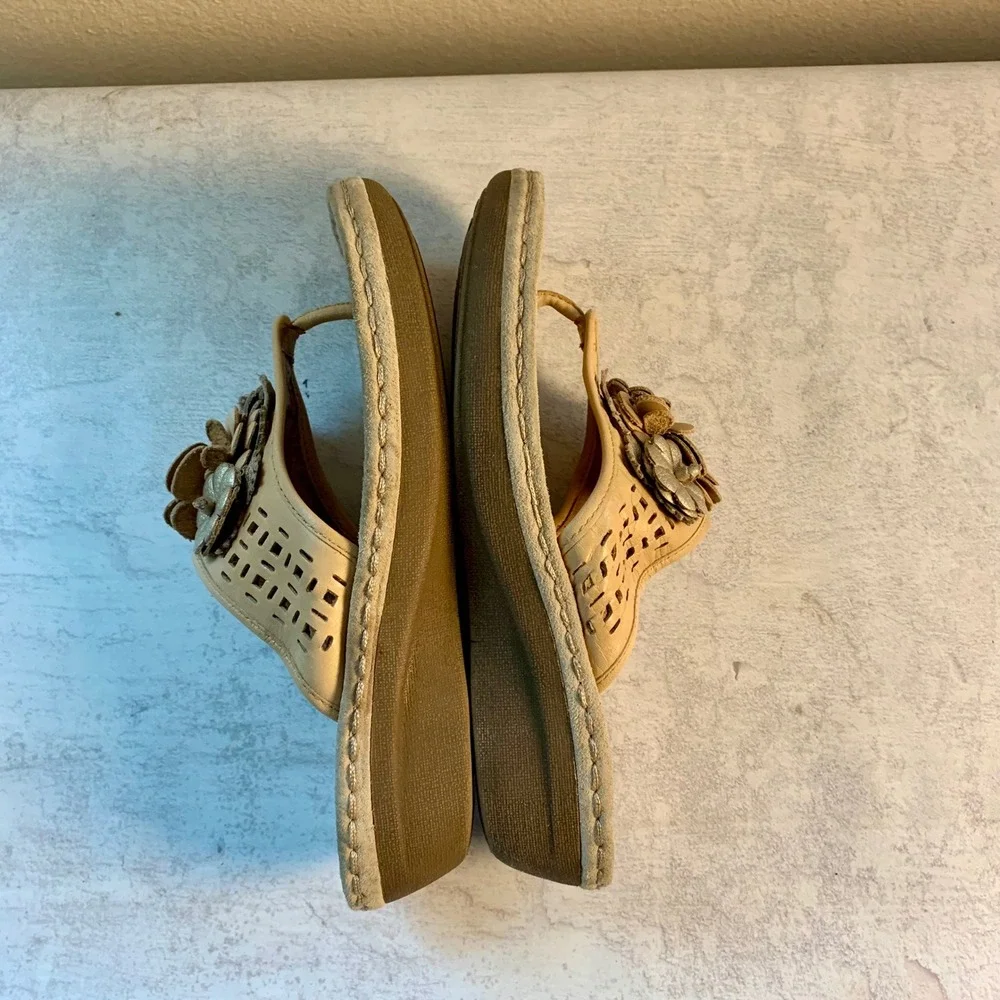 Clarks 8M Artisan‎ Leather Thong Wedge Sandals Tan Gold Floral Applique 26068592